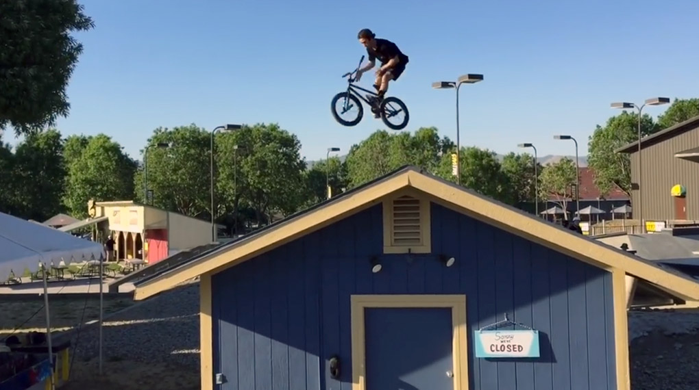 Mikey Tyra macht richtig gerne Barspins, aber auch für einen stilechten Kickout ist das Cult-Familiemitglied aus Kalifornien ab und an zu haben.