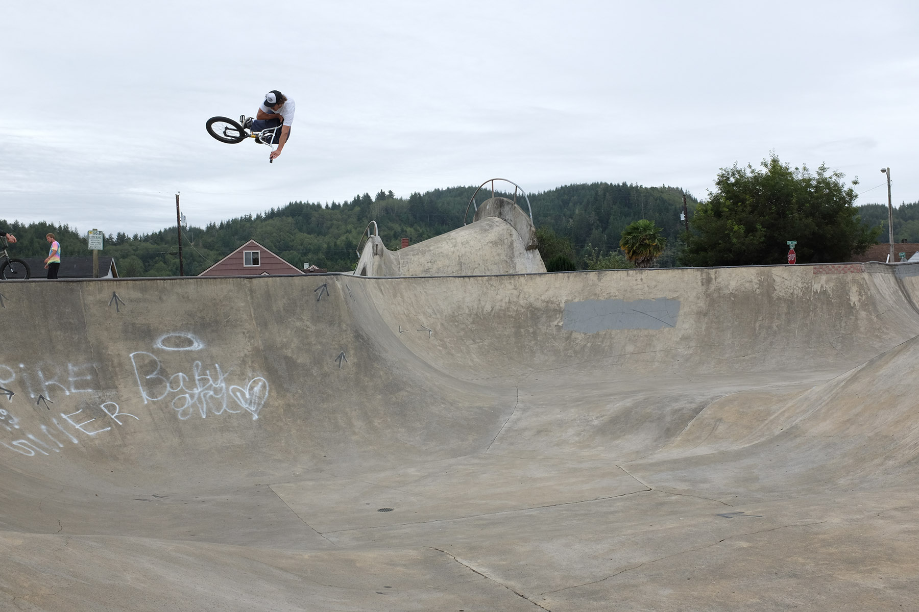 Boogie mit einem Table an der offiziellen "best left" im Reedsport Skatepark, OR
