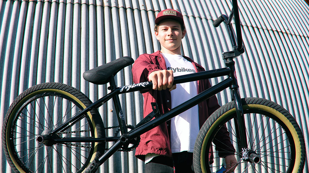 Früher hätte es für so etwas Freiburgverbot gegeben: In diesem Bikecheck stellt der AllRide-Teamfahrer Timothy Jones uns seinen neuen Wagen von Flybikes vor