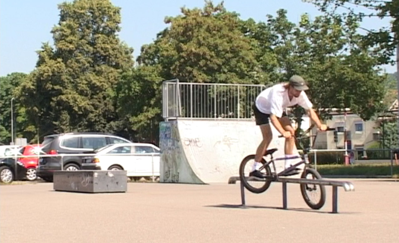 Für die erste Folge unserer neue "Frühsport"-Videorubrik ist Adrian Kölz im Skatepark von Emmendingen in sein bestes Sporthöschen geschlüpft.
