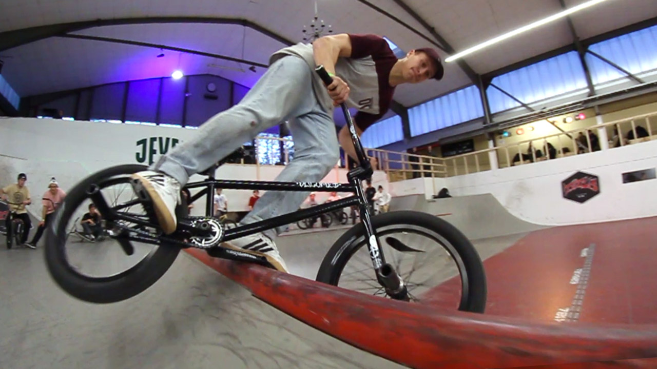 Endlich volljährig und dann auch noch ein neuer Streetparcours: Hier ist unser Video von Adventsjam 2017 in der Skatehalle Aurich.