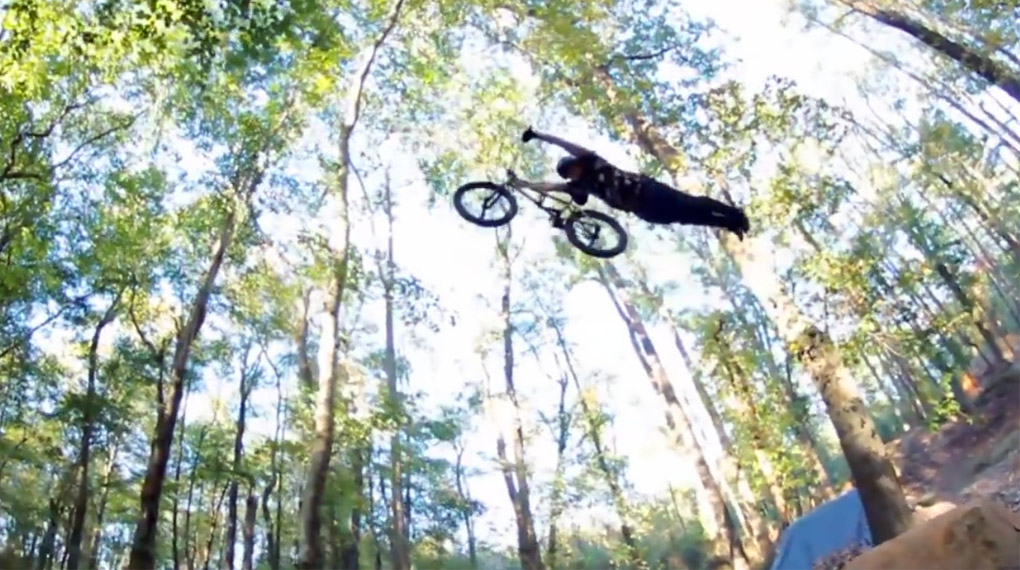 Brian Fox zeigt in diesem Video für Fuse Protection, dass er nicht nur Zirkustricks, sondern auch ein paar zeitlose Trailsklassiker in petto hat.