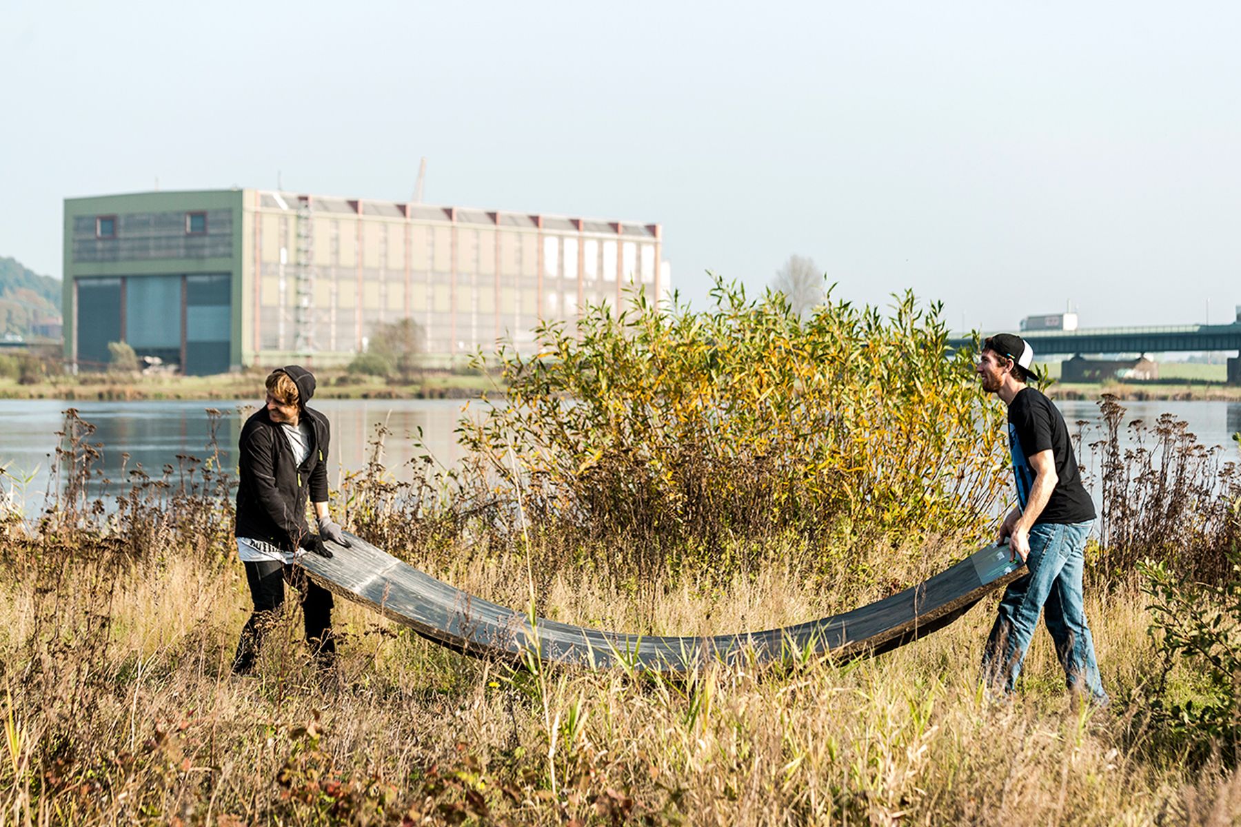 Simon Stevens (links) und Christian Lutz auf dem Weg zum nächsten Spot