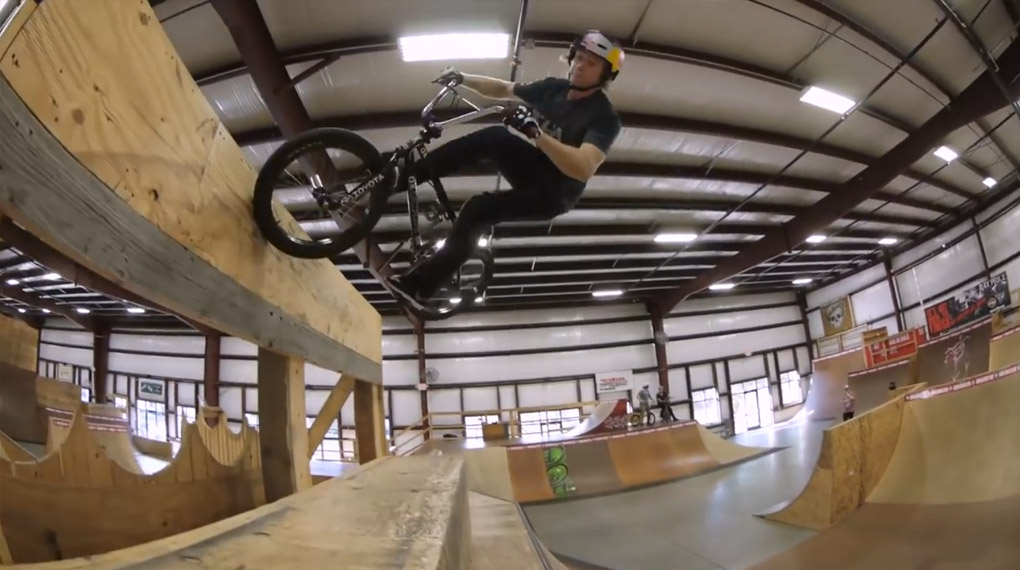 BRAAP! In seinem Welcome-Edit für Maxxis haut uns Drew Bezanson einige wilde Subbox-Manöver und furchteinflößende Transfers um die Ohren.