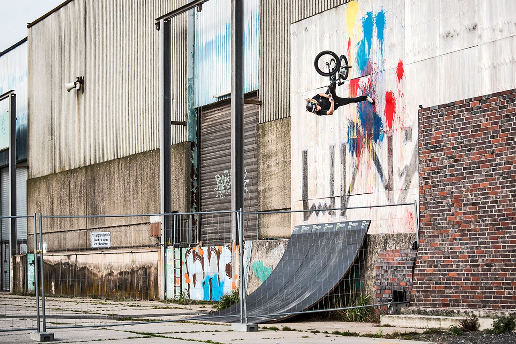Greg Illingworth, Bilderbuchfootplant. Was man auf dem Foto nicht sieht: die Mauer, an der die Quarter lehnt, ist ziemlich schmall, zwischen Rampe und Wand klafft also ein ziemlich großes Loch
