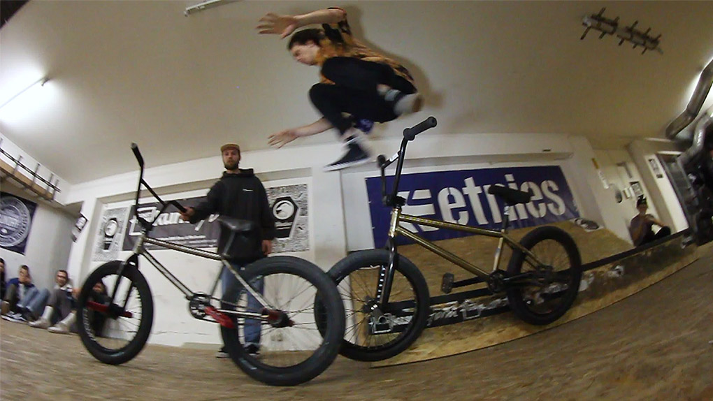 Wenn die Weihnachtsfeier aus dem Ruder läuft: Hier ist unser Video von der kunstform Stock Session 2017 mit Felix Donat, Robin Kachfi, Kevin Nikulski uvm.