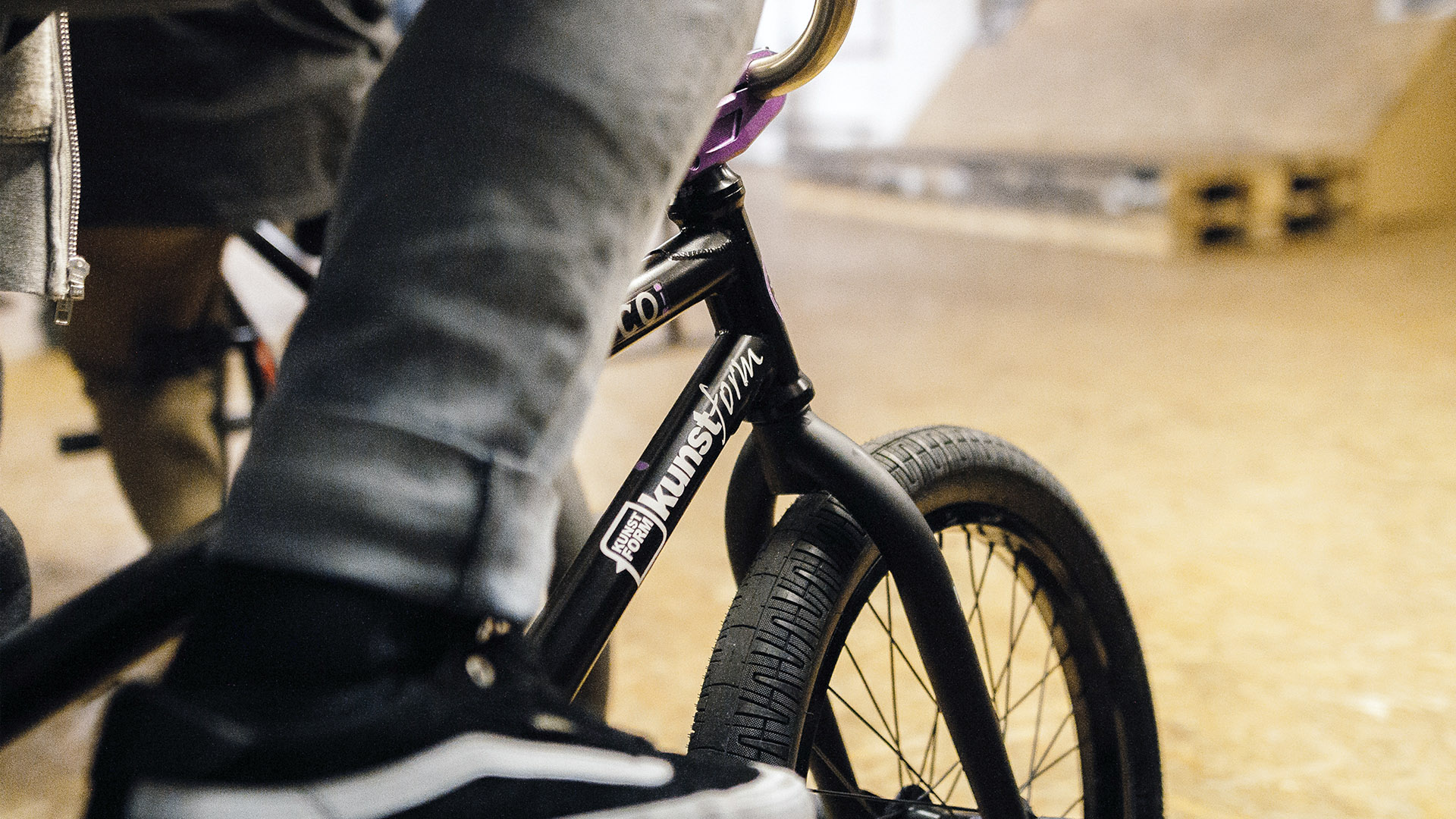 Einmal im Jahr verwandelt sich der Lagerraum des kunstform BMX Shops in Stuttgart in einen Hexenkessel. Willkommen bei der kunstform Stock Session 2017.