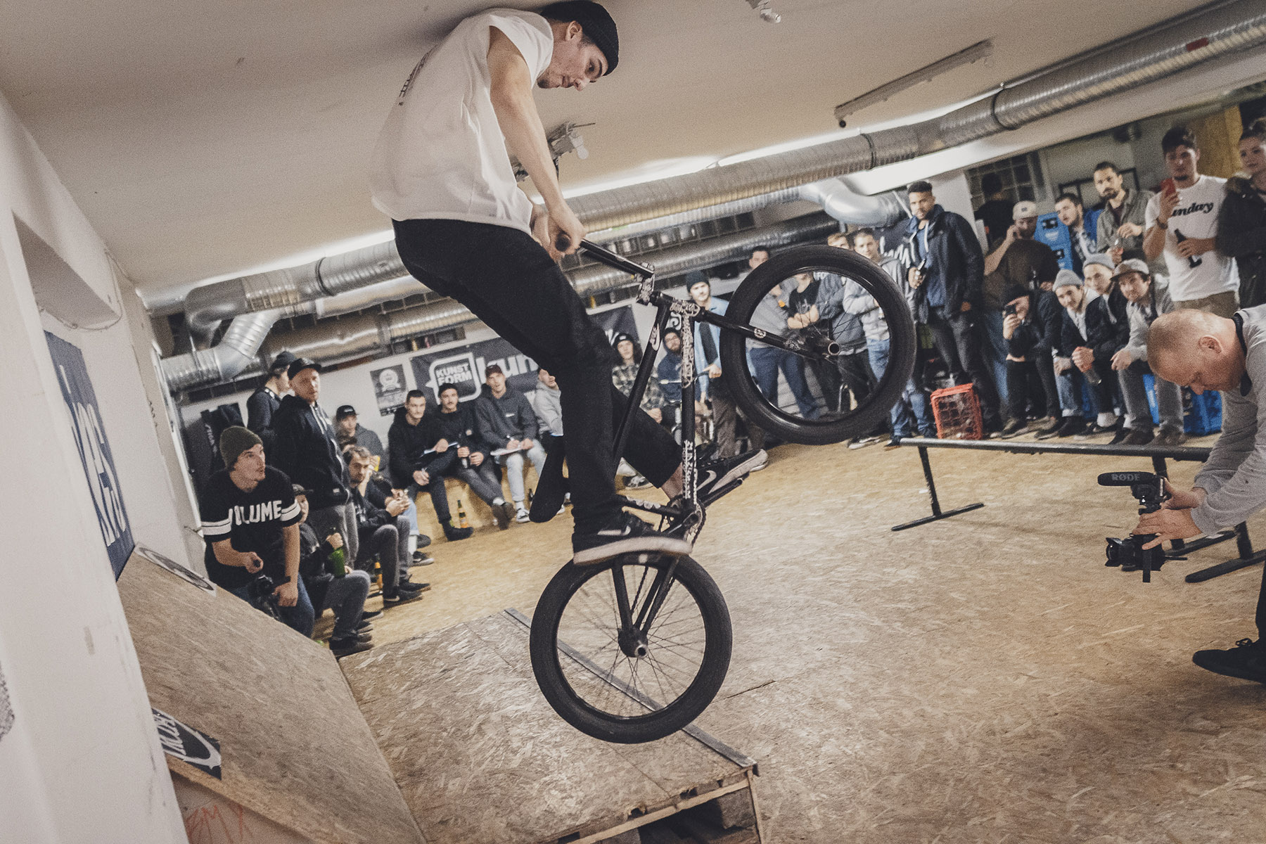 Aaron Paffenholz macht Bekanntschaft mit der Decke des kunstform-Lagerraums