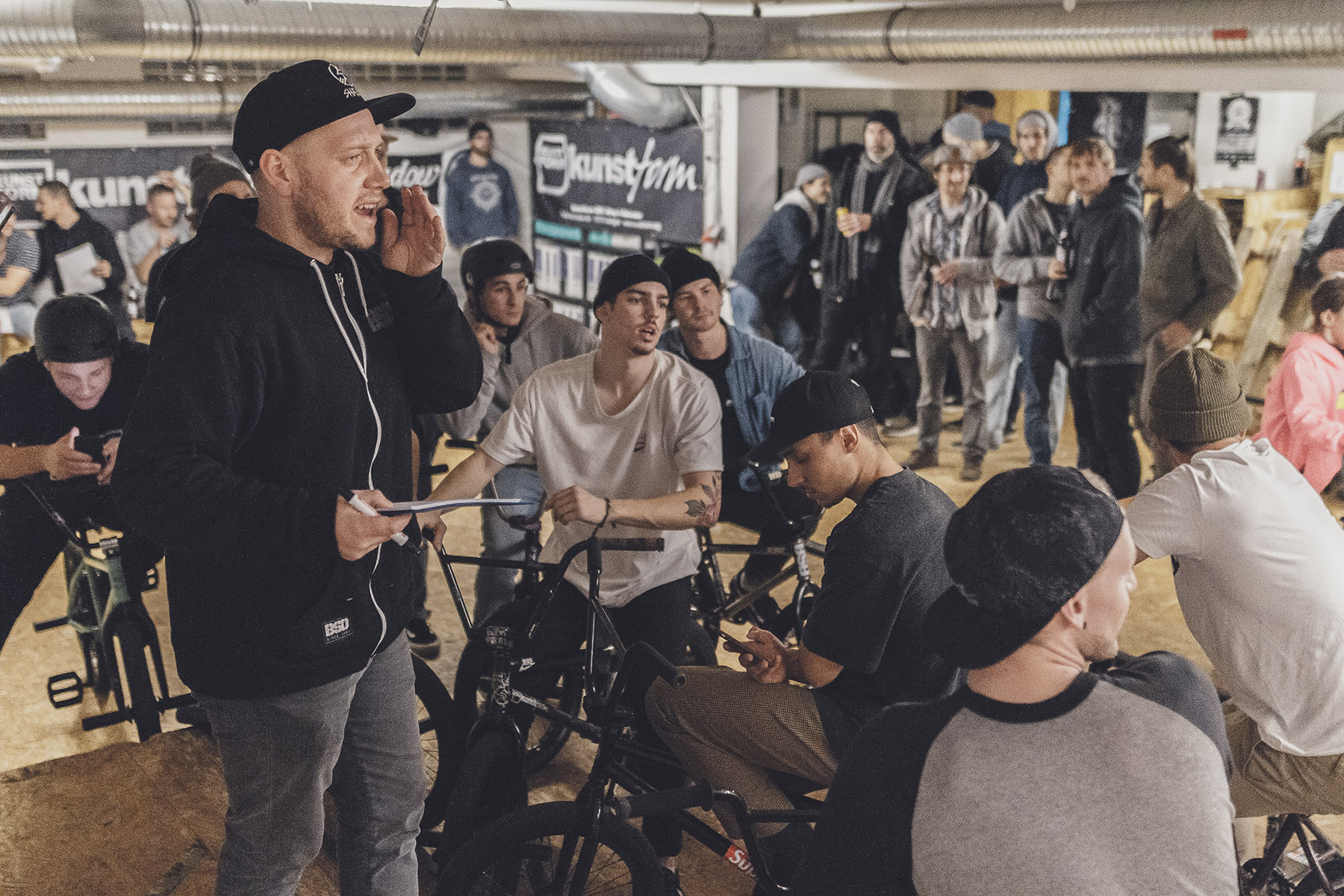 Vollgas Richtung Heiserkeit: Daniel Fuhrmann erklärt den Teilnehmern der kunstform Stock Session die Spielregeln