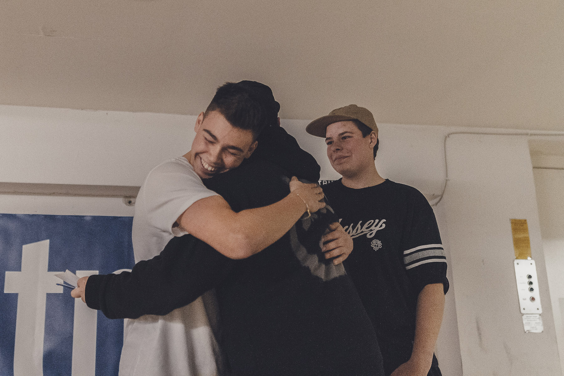 We are family: Marvin Maiocchi hatte eine kleinere Rede vorbereitet, mit der er sich bei Daniel Fuhrmann und der gesamten kunstform-Crew bedankte, und überreichte ihnen im Anschluss auch noch einen Essensgutschein. Nice!