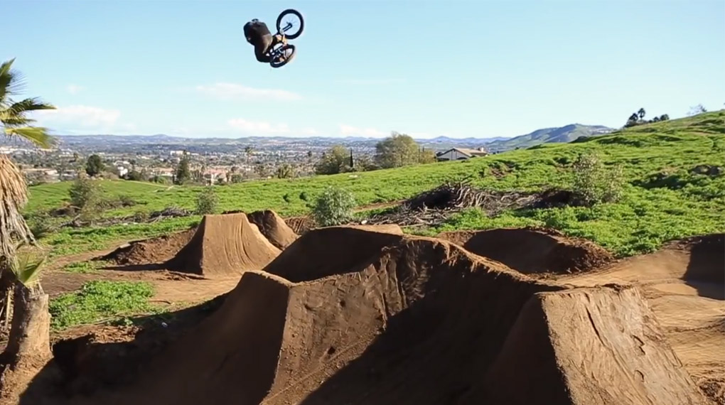 In seinem neuen Video für Flybikes sammelt Larry Edgar mal wieder ordentlich Vielfliegermeilen, beweist nebenbei aber auch eine gewisse Bodenständigkeit.