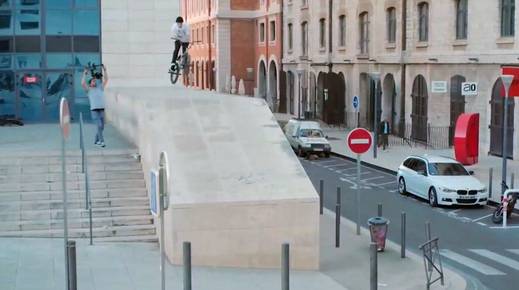 Egal ob auf Handrails oder Vorder- und Hinterrad, Mike Curley beweist in seinem Part auf der "wethepeople Foundation"-DVD unfassbar viel Gleichgewicht.