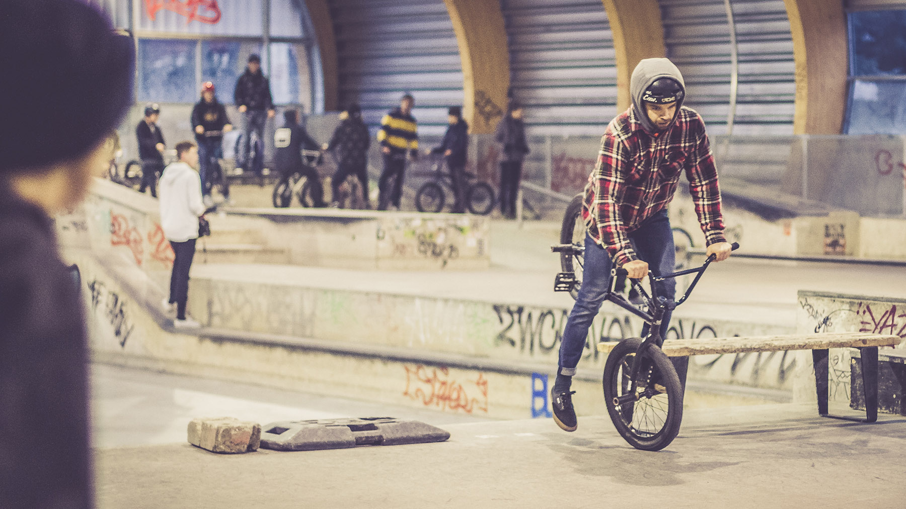 Alex Schmitt kann noch viel mehr, als sich auf seinem MTB Dächer runterzuwerfen