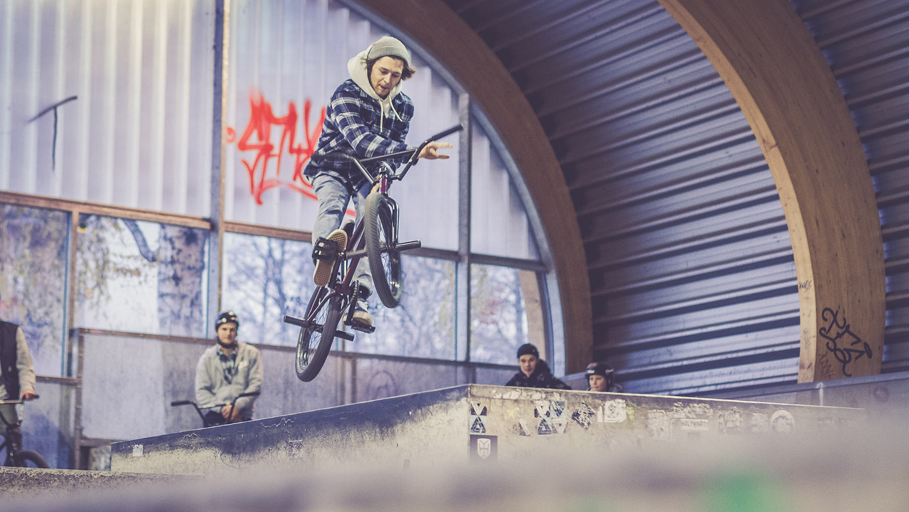 Was genau Artur Meister von der Cancelled Crew hier veranstaltet, erfahrt ihr im Video von der Warm-up-Session im Pragfiredhof Skatepark
