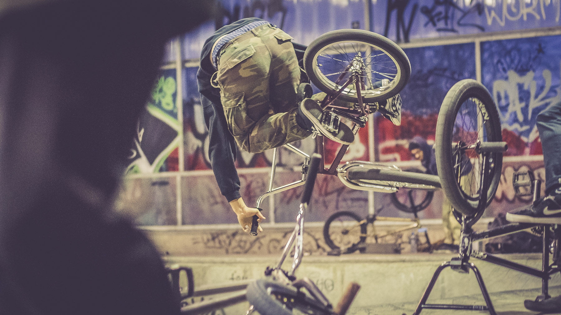 Airs über das Poolcoping im Pragfriedhof Skatepark zu machen, ist nicht so ganz einfach. Umso beeindruckender ist es, dass Matthias Bäder es dabei sogar noch fertigbringt, ein wenig abzusteezen