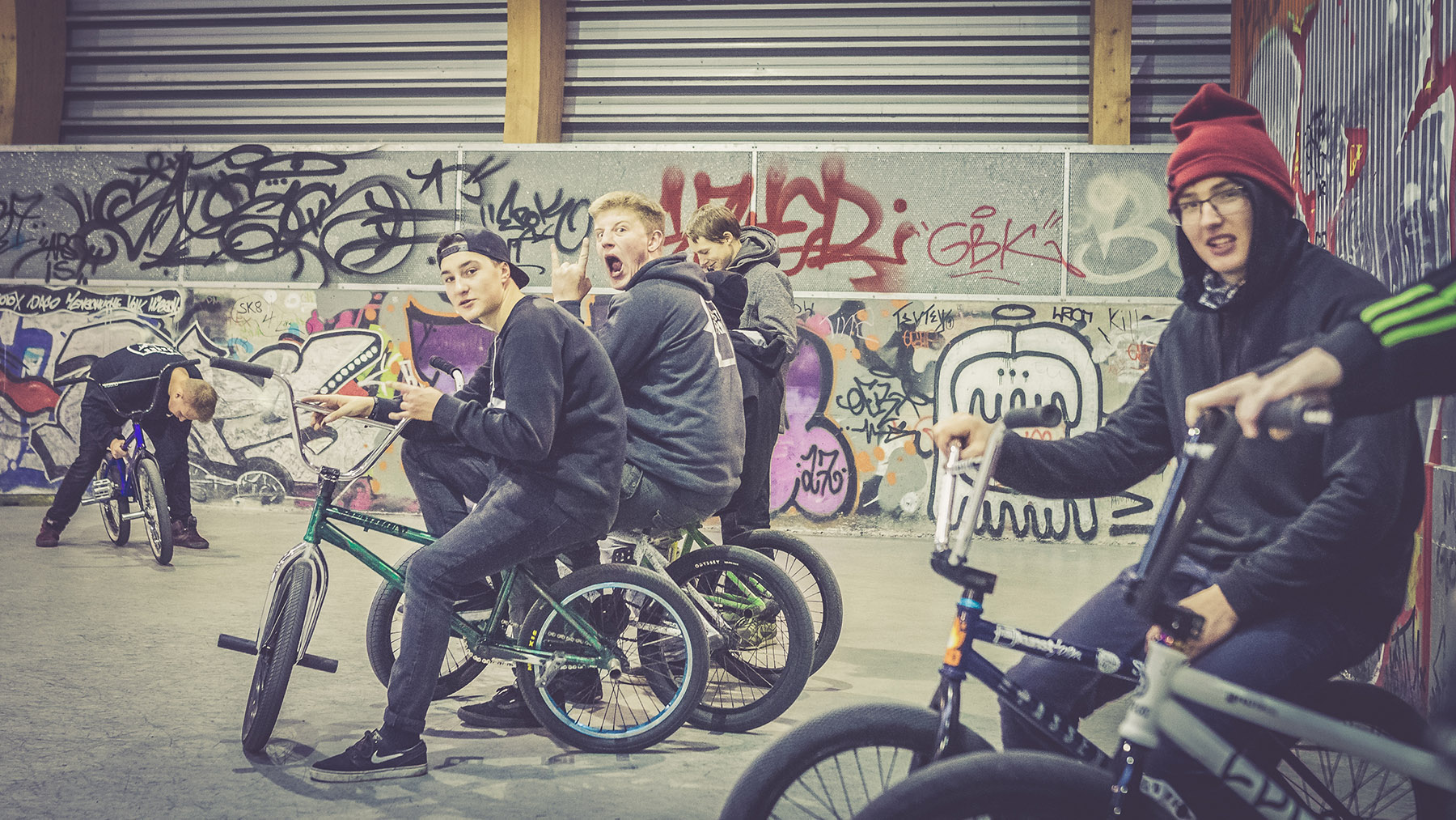 Oliver Frömter (Mitte) mit einer für seinen Job beim kunstform BMX Shop typischen Handbewegung