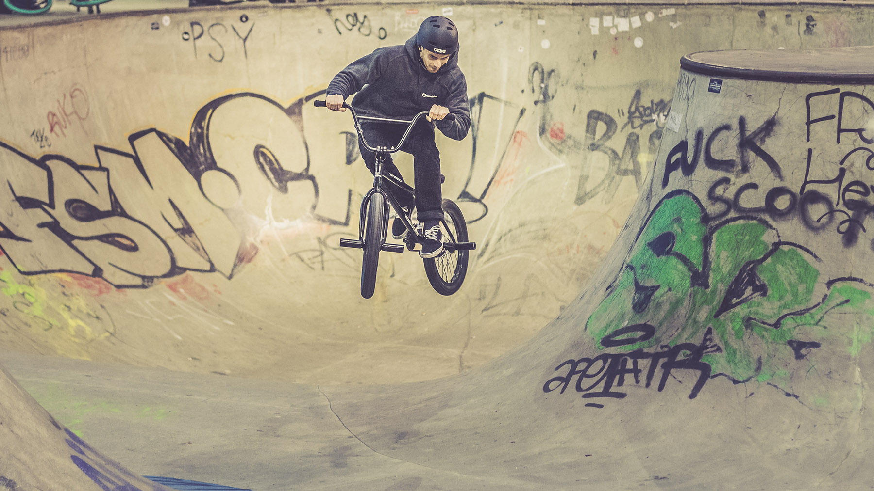 Tobi Kind nimmt im Bowl eine Abkürzung