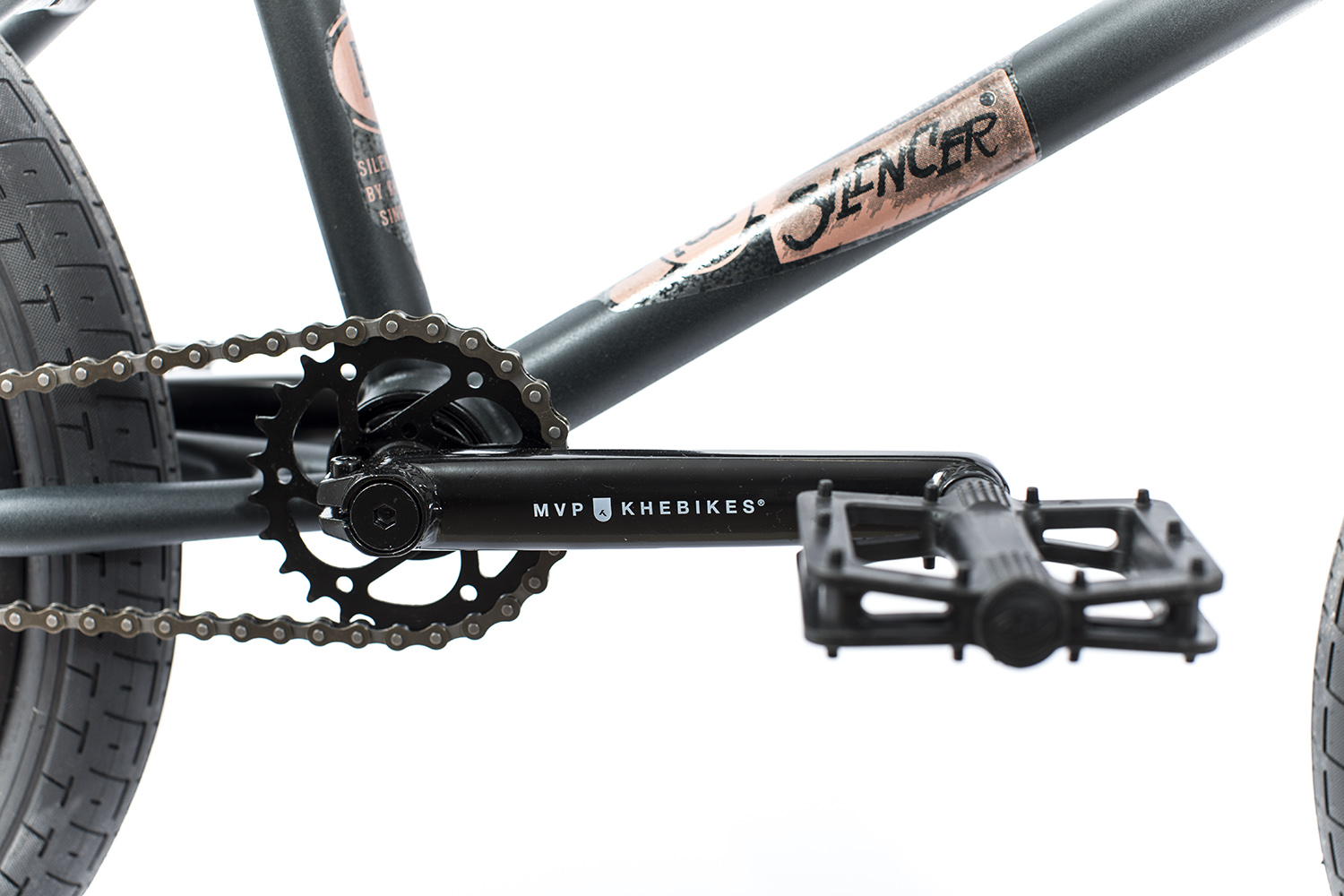 Das Rad ist außerdem mit einer dreiteiligen Chromolykurbel ausgerüstet