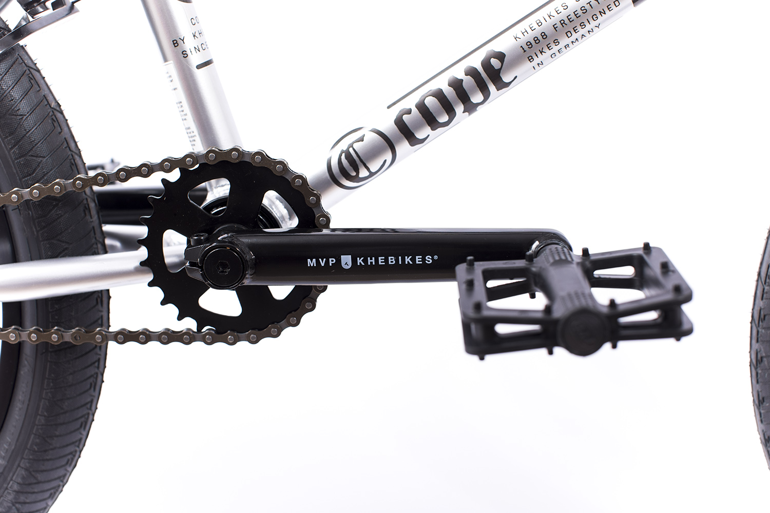 Normal: Dreiteilige Chromolyhohlkurbel und flache Kunststoffpedalen gehören bei Rädern von KHEbikes zur Grundausstattung