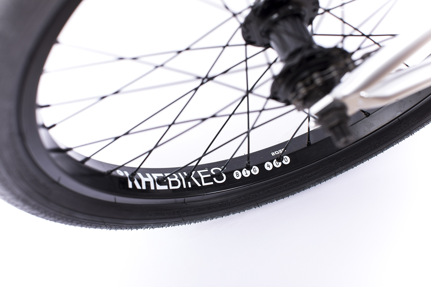 Das Hinterrad des Cope ist mit einer Kassettennabe mit 9-Zähne-Driver und einer 14-mm-Achse sowie der neue BIG400-Felgen von KHEbikes ausgestattet