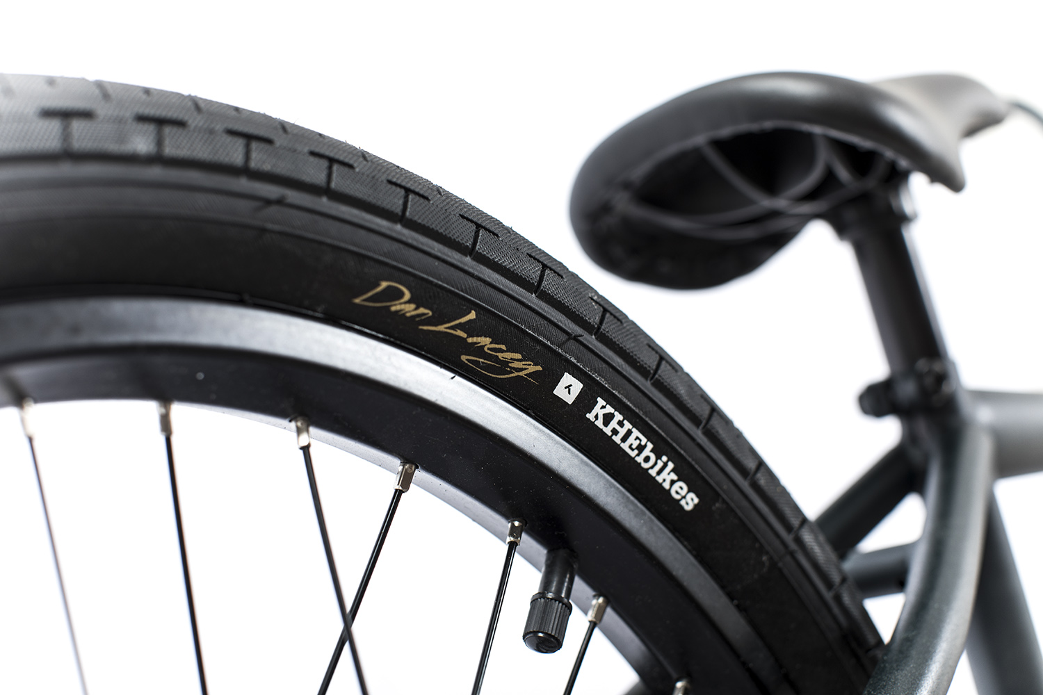 Vorne und hinten sind fette KHE X Dan Lacey Reifen in 2,4'' verbaut