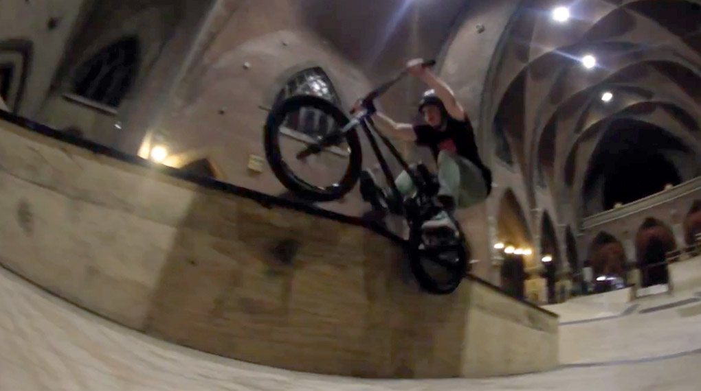 RIP Church! Milan Baars und seine Homies von der Onwies Knallen BMX drehen eine letzte Runde in der Skatehal Arnhem an der deutsch-niederländischen Grenze.