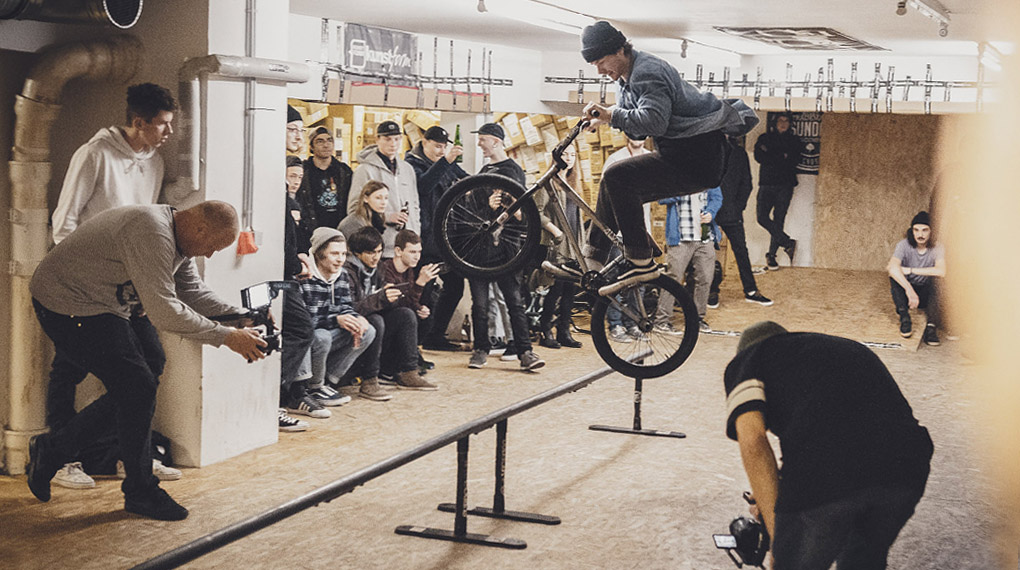 Einmal im Jahr verwandelt sich der Lagerraum des kunstform BMX Shops in Stuttgart in einen Hexenkessel. Willkommen bei der kunstform Stock Session 2017.