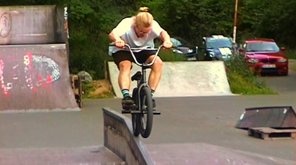 In unserem heutigen Leservideo zerlegt Torben Völkel den Skatepark von Freudenberg aka Happy Hill für die VX von Aaron Junkert.