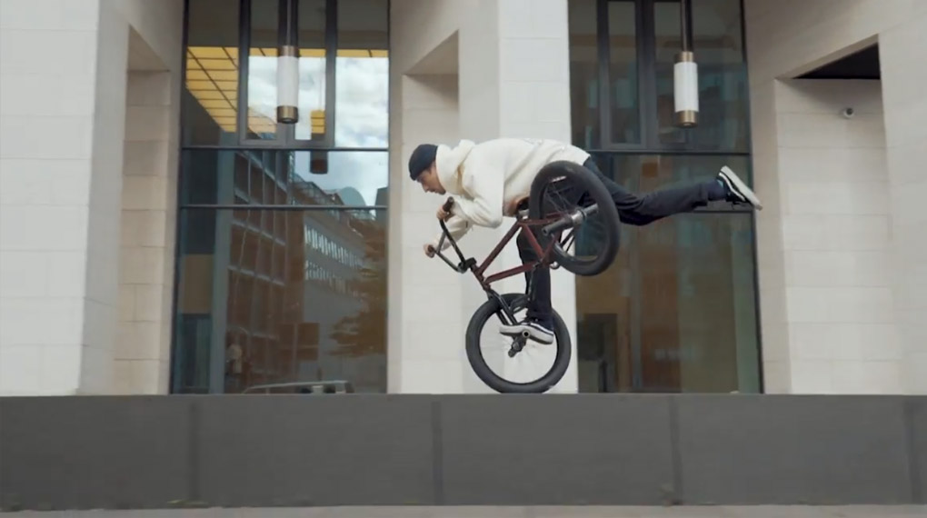 Jordan Godwin und Mike Curley haben sich im Auftrag von wethepeople ein wenig in Frankfurt rumgetrieben. Hier ist das Knallervideo von ihrer Stippvisite.