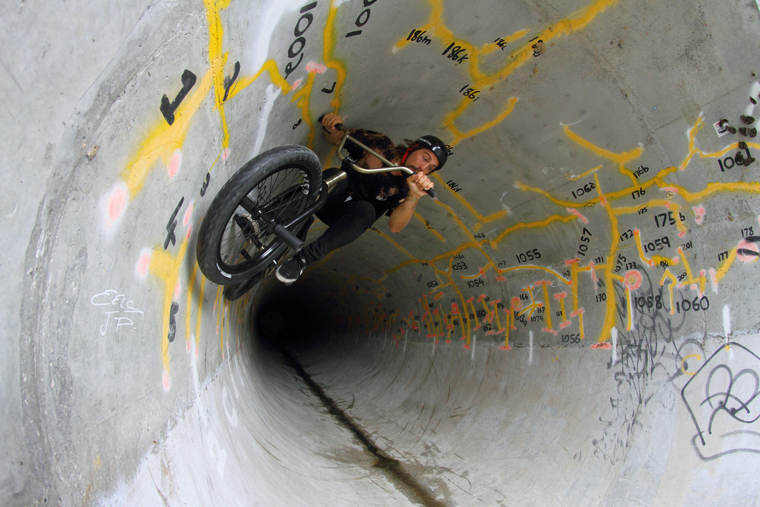 Jonas Bader fährt eine Fullpipe in Australien