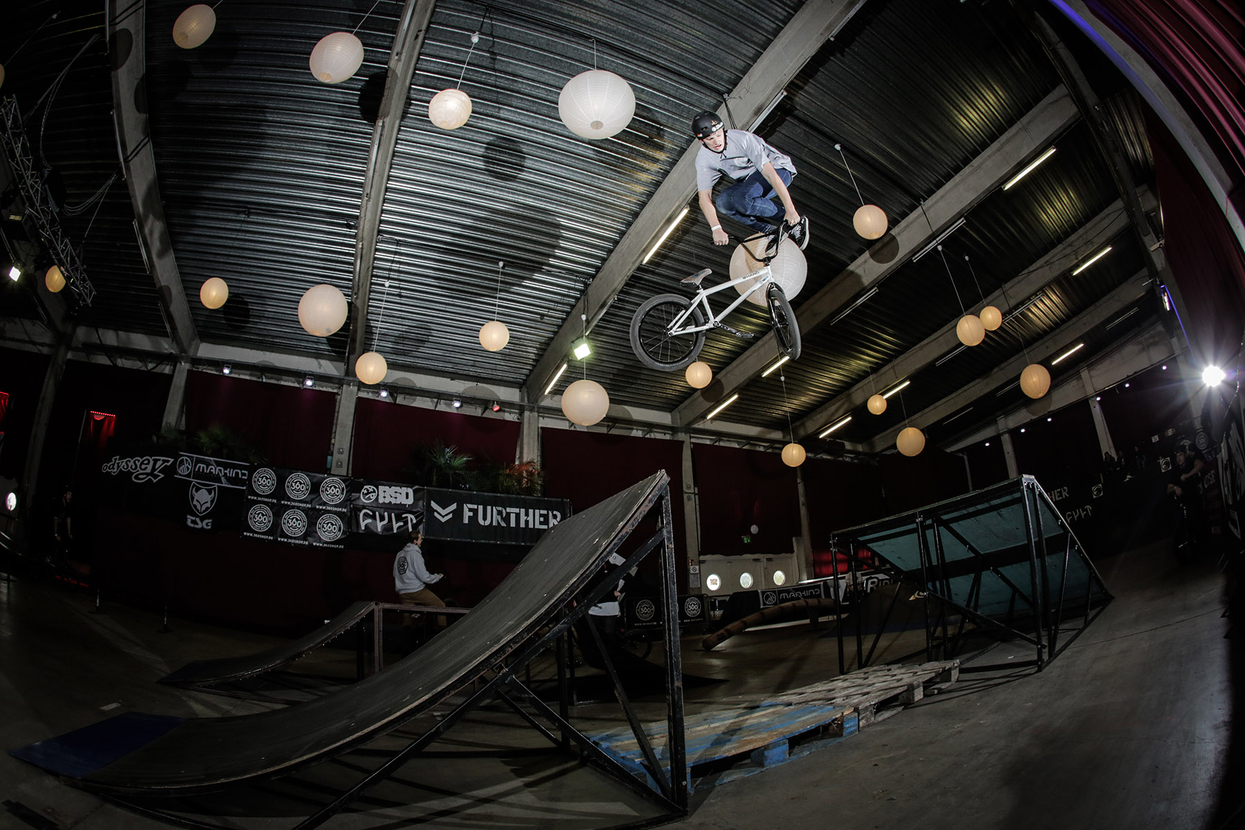 Der Abstand zwischen der Box wurde den Tag über immer wieder verändert. Hier haben wir Evan Brandes mit einem Decade über die lange Version