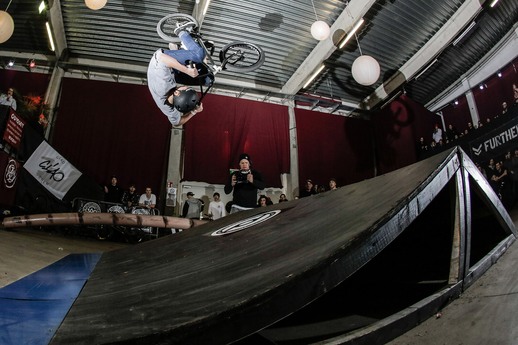 Frisch auftrainiert: Frontflip über das Hausdach von Evan Brandes. Auf eins, versteht sich. Besser ist das!