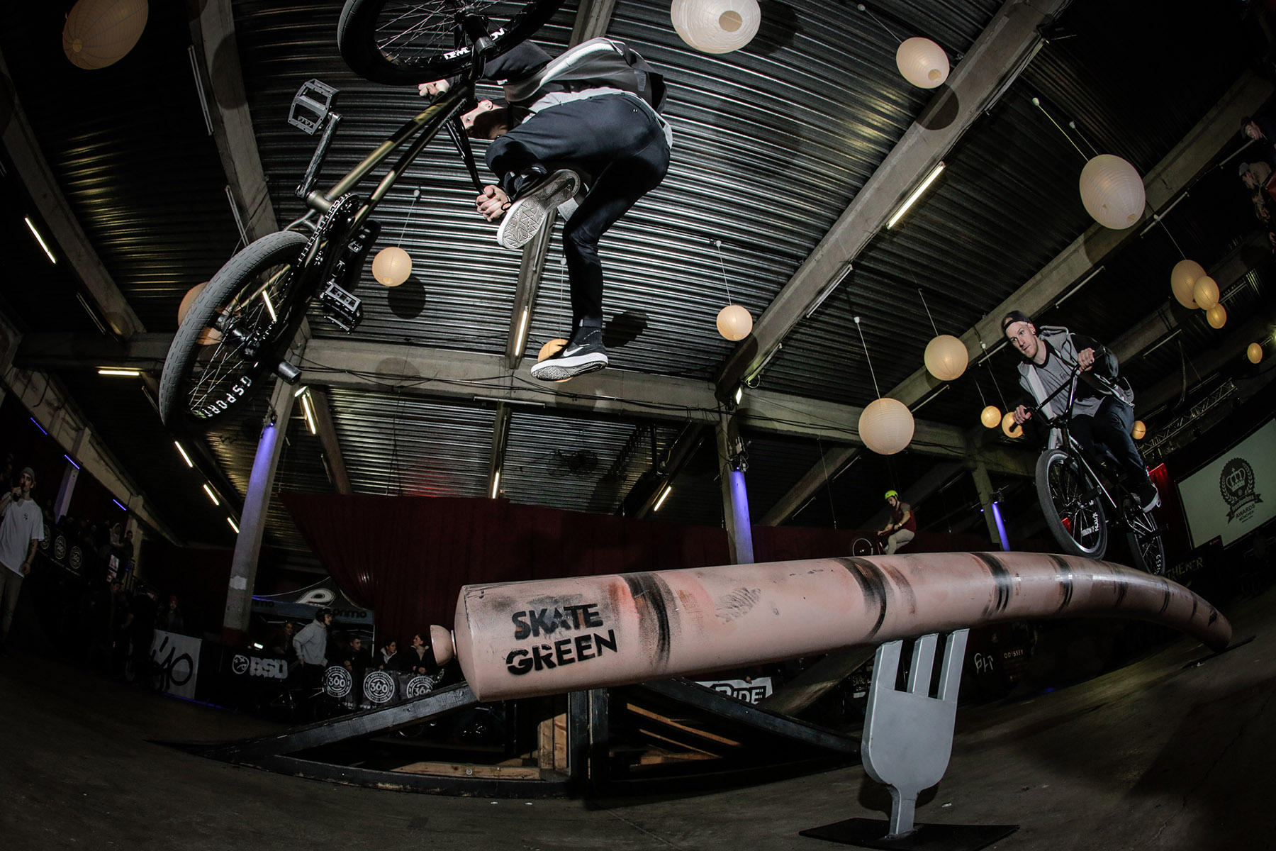Ferdi Bensch war alleine aus Kassel angereist und zeigte neben diesem wilden Railride to Whip nach dem Ende des Amateurcontests auch noch einen nicht minder beeindruckenden Railride to Double Bars am Subrosa Street Rail, den es demnächst in unserem Video von den freedombmx Awards zu sehen geben wird