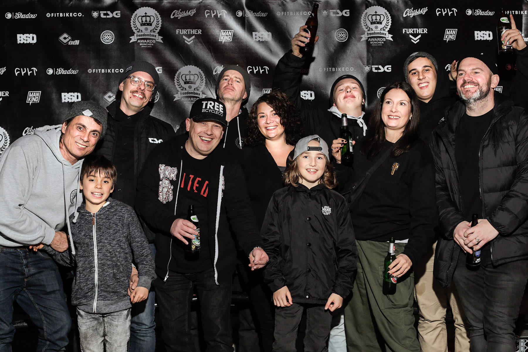 Gruppenbild mit Damen (v.l.n.r.): Thomas Stellwag und sein Sohn Mailo, Arne Lübke, Dirk Brandes, Bart De Jong, die Freundin von der Frau von Arne, Lennox Zimmermann, Evan Brandes, die Frau von Arne, Marvin Stellwag, Andy Zeiss