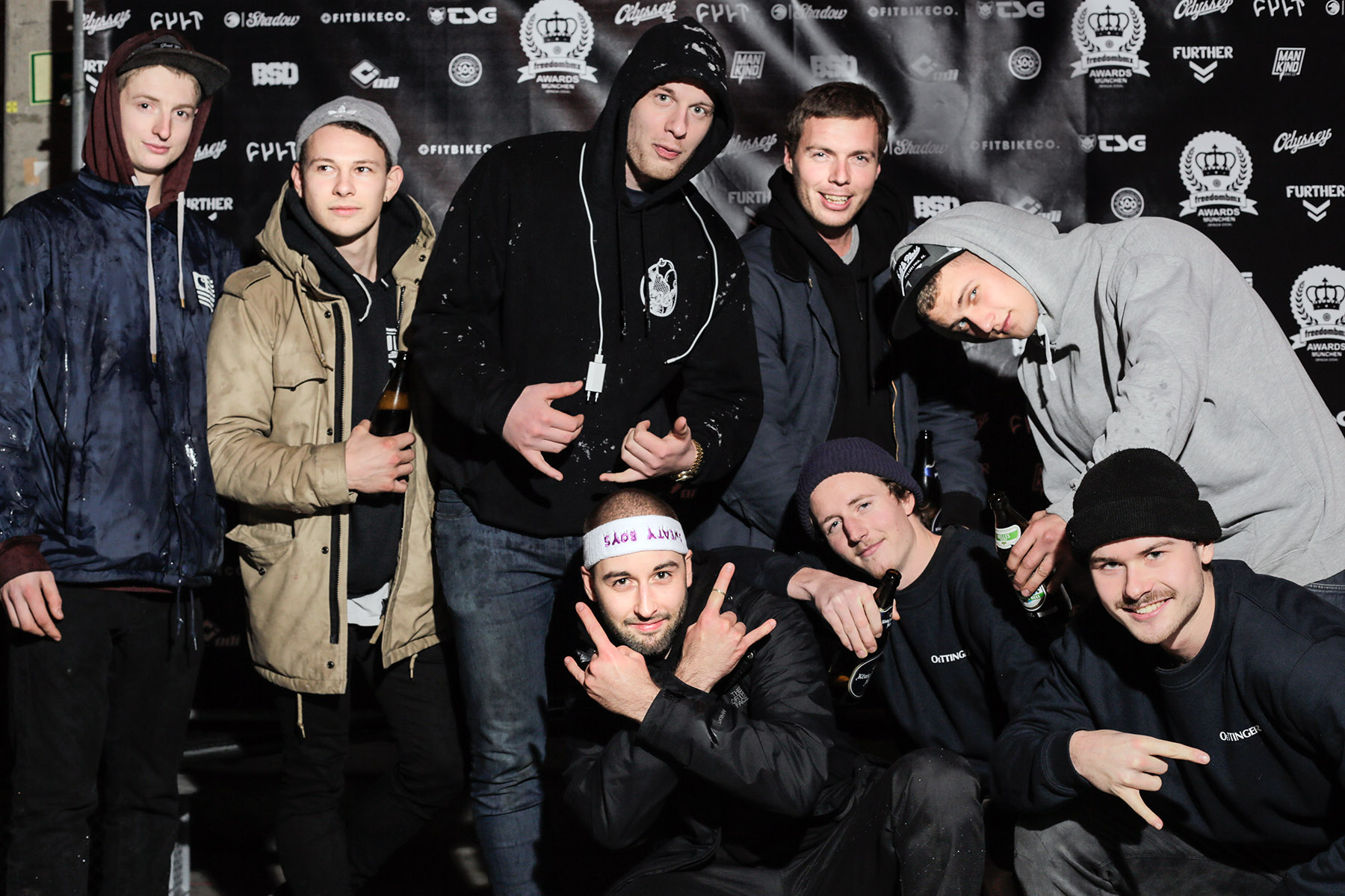 GBB X KSHZLE Crew! Oberer Reihe v. l. n. r.: Pascal Nowack, Timothy Jones, Leon Berthold, Dennis Erhardt, Graziano Lombardo; unten: Addi Kölz, XXX und Felix Donat
