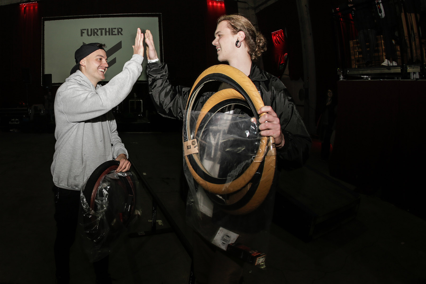 Die Gewinner unseres Amateurcontests klatschen ab (v.l.n.r.): Chris Halbritter (2.) und Florian Ehrl (1.). Jennifer Wohlrab kam auf Platz 3, hielt sich zum Zeitpunkt der Siegerehrung aber gerade nicht in der Halle auf