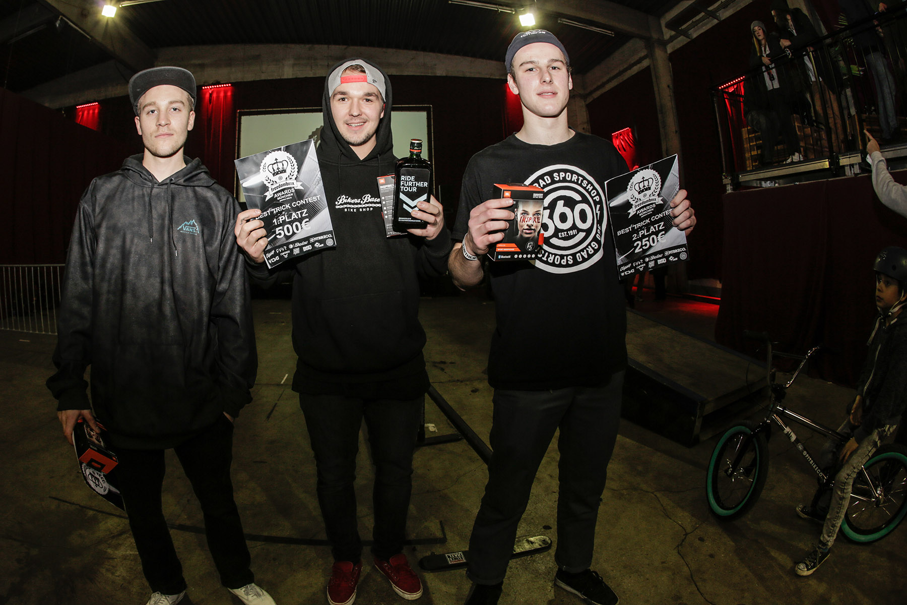 Und hier haben wir die Gewinner des Procontests (v.l.n.r.): Kilian "lächeln ist überbewertet" Roth (3.), Tobias Freigang (1.) und Tom Weikert (2.). Was die Jungs für Tricks rausgehauen, gibt es demnächst in unserem Video aus der Arena des Backstage zu sehen. Stay tuned!