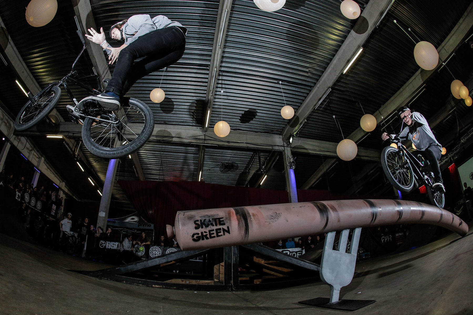 Nach hartem Battle schaffte Robin Friedrich doch noch diesen Manual to Barspin auf den freedombmx Awards in München