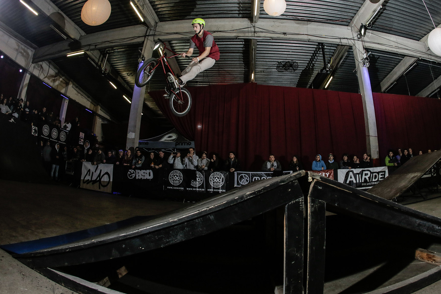 Philip Schuster war extra aus Österreich nach München gekommen und drehte während des Contests ordentlich auf; 180 Bars to Flat to Fakie Tailwhip an der Quarter