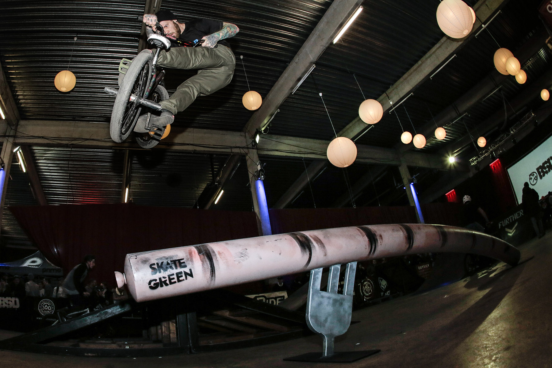 Stephan Götz ging mit gutem Beispiel voran und zeigte nicht nur, wie man selbst aus unmöglichen Absprüngen Lookdowns perfekt klickt, sondern meldet sich auch als erster Fahrer für den Contest an
