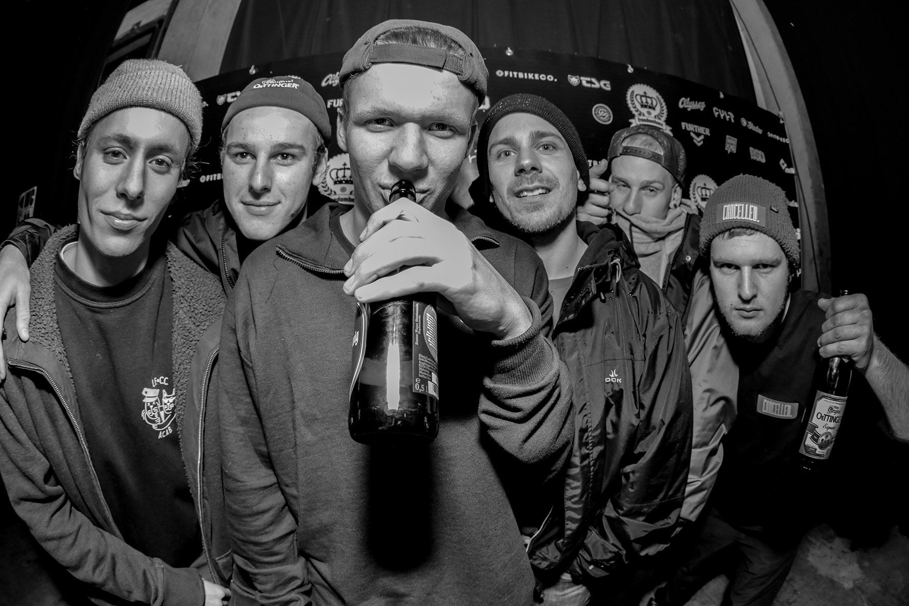 Wenn im Laufe des Abends der Schlachtruf "Team Bayern" durch das Backstage schallte, dann hatte garantiert einer dieser Herren etwas damit zu tun (v.l.n.r.): Quirin Reichmeyer, Tom Weikert, Kilian Reichmeyer, Mitja, Ferdi Bensch, Johannes Winkelmann. Ferdi kommt übrigens aus Hessen und kommt daher nicht als Capo infrage, ist jedoch übrigens ganz alleine aus Kassel angereist. Props dafür!