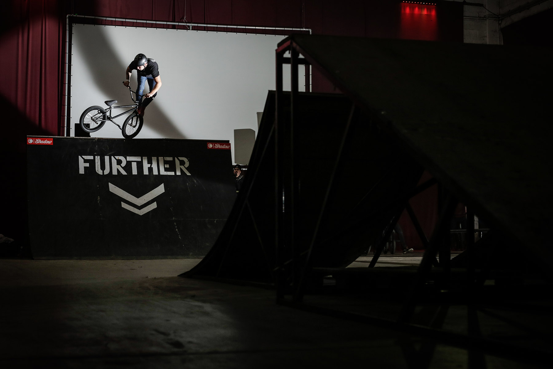 Wer die Further-Quarter schon mal gefahren ist, weiß, dass das Ding nicht nur verdammt hoch ist, sondern auch eine ziemlich schmale Plattform hat. Tobias Freigang machte das anscheinend nichts aus, denn diesen Footjam Tailwhip machte er solange, bis alle anwesenden Fotografen und Filmer mit ihren Einstellungen zufrieden waren