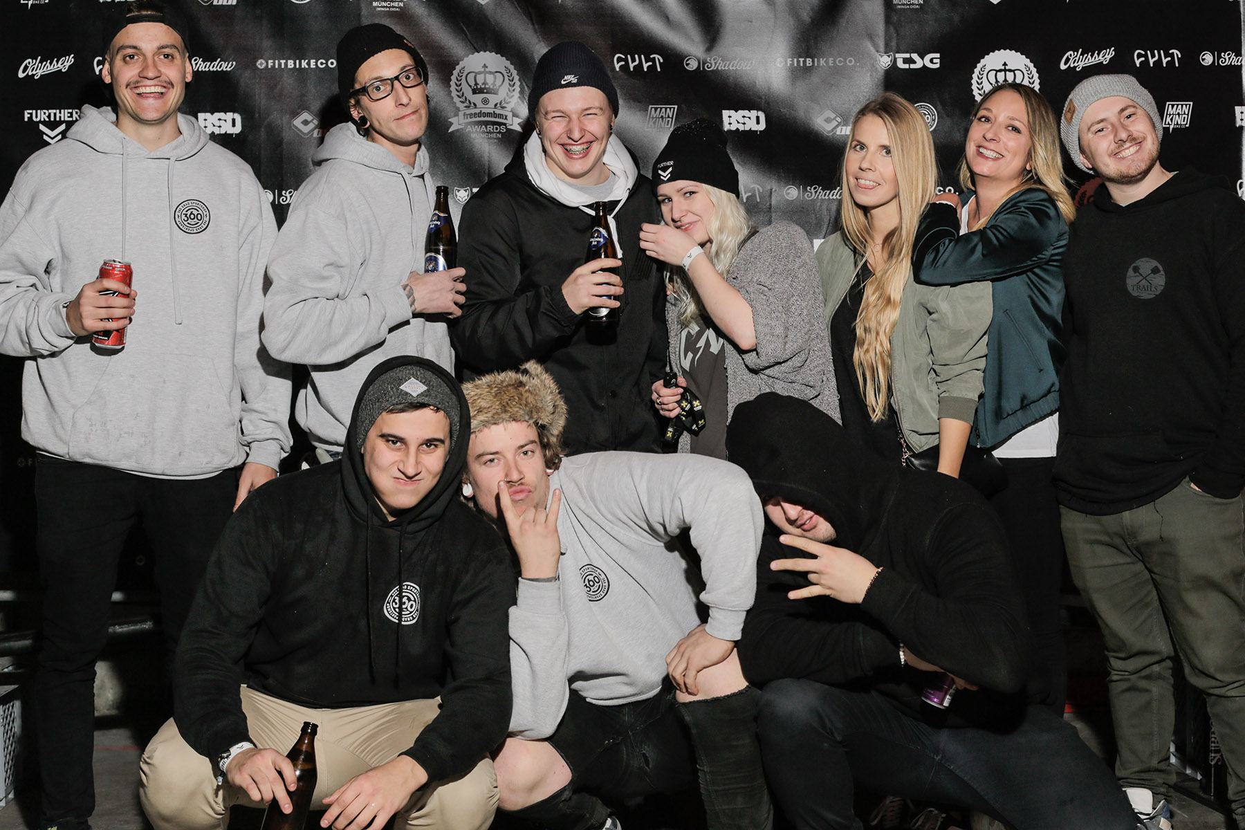 #einmalmitprofisarbeiten ist in München mehr als ein Hashtag. Obere Reihe v.l.n.r.: Chris Halbritter, Alexander Kusch, Evan Brandes, Vicky-Eleen, Marien Enders, Caroline Ross, Michael Rösler; unten: Marvin Stellwag, Nils Jacob und Shamir