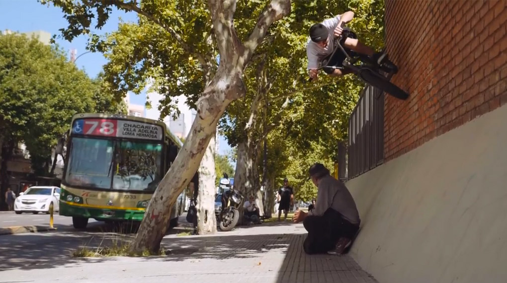 Die Jungs von Kink BMX behaupten im Titel ihres neuen Videos, sie hätten Argentinien zerstört. So ganz aus der Luft gegriffen ist diese Behauptung nicht.