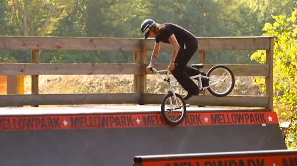 Paddy Gross und seine Mitstreiter zeigen in "Four Pegs, Two Breaks, One Attitude" zehn Minuten lang Midschooltricks vom Feinsten.