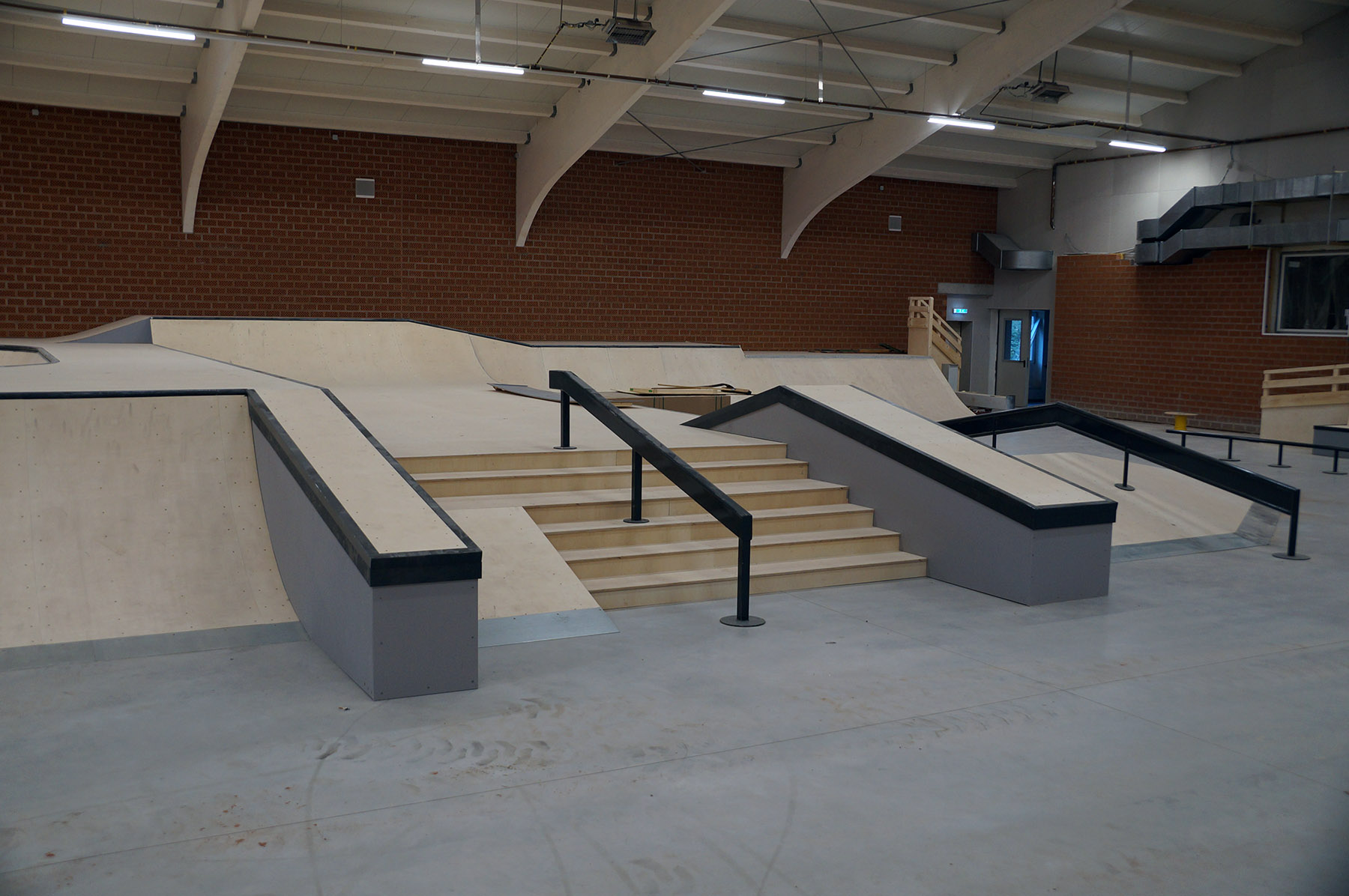 Treppenset mit Ledges und Handrail in der Skatehalle Oldenburg