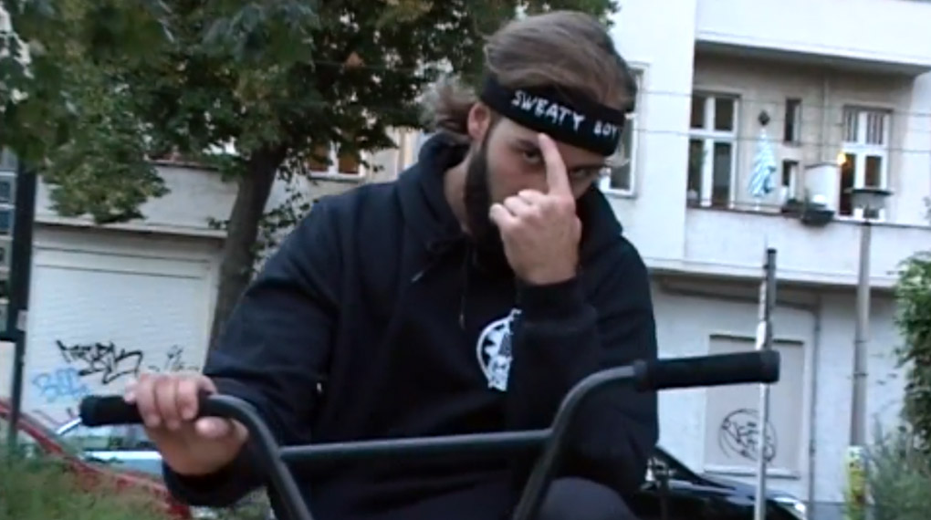 Die Sweaty Boys aka Adrian Kölz, Anton Arens und Martin Krüger starten mit einem Promovideo für ihre Headbands ins neue Jahr.