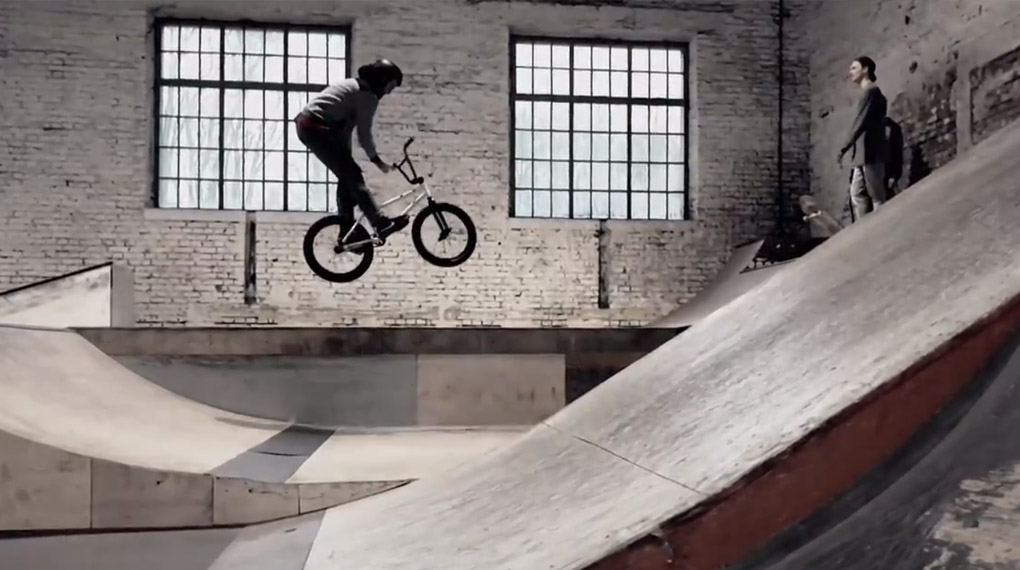 Gabiel Renner von der Closeup Crew hat seinen Homie Timo Schmidt mit einem Smartphone dabei gefilmt, wie er die Reithalle Ulm zerlegt.