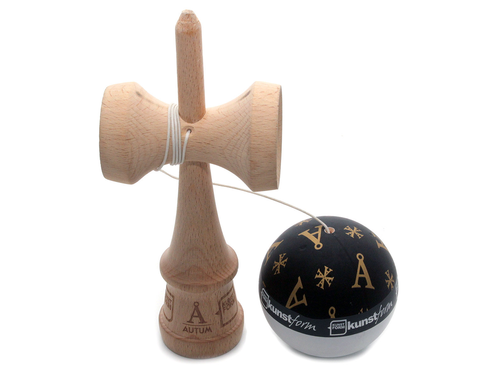 Das kunstform X Autum Kendama ist die Premiumvariante des japanischen Geschicklichkeitsspiels und sollte auch in deinem Fannypack nicht fehlen!