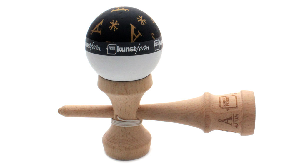 Das kunstform X Autum Kendama ist die Premiumvariante des japanischen Geschicklichkeitsspiels und sollte auch in deinem Fannypack nicht fehlen!